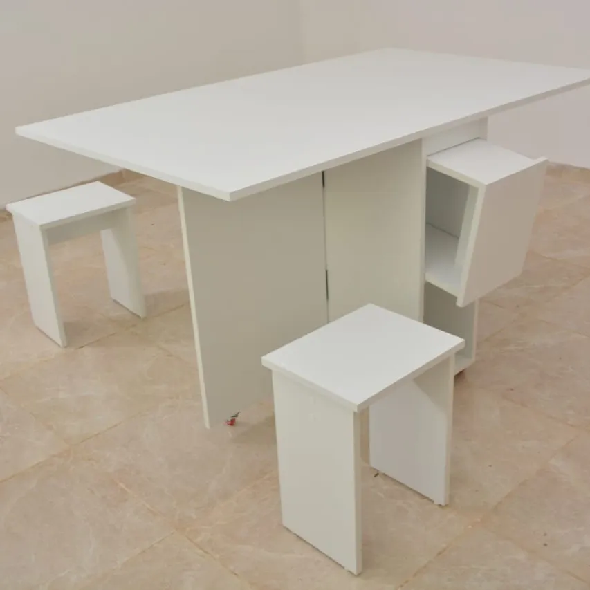 Table avec 4 Tabourets